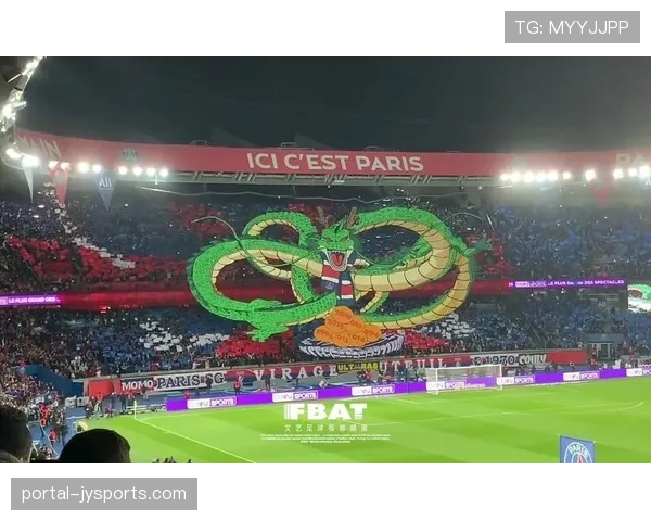 王子公园球场法国球迷打出巨型TIFO，支持主队迎战拜仁